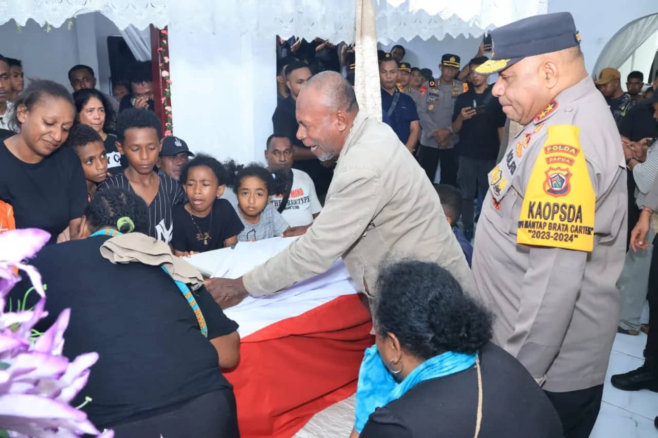 Ilustrasi berita Papua: Isak Tangis Keluarga Warnai Kunjungan Kapolda Papua ke Kediaman Korban Penembakan KKB di Paniai