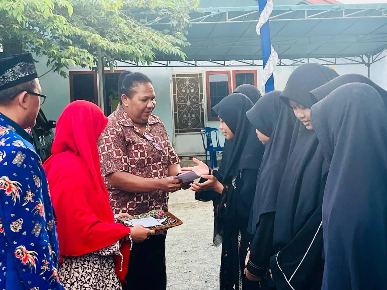 Ilustrasi berita JAYAPURA: Anak Yatim Piatu di Pesantren Tabiyatus Sentani Dapat Santunan dari Sekda Kabupaten Jayapura