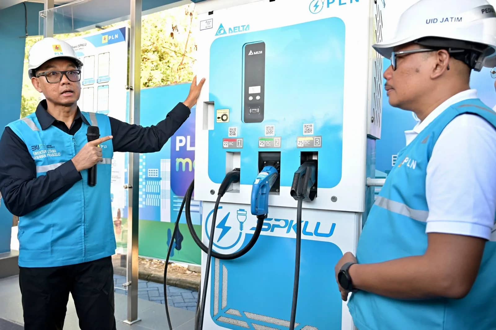Ilustrasi berita Nasional: Dirut PLN Lakukan Inspeksi SPKLU Jalur Mudik, Pastikan 1.299 Unit Se-Indonesia Siaga Layani Pengguna Mobil Listrik