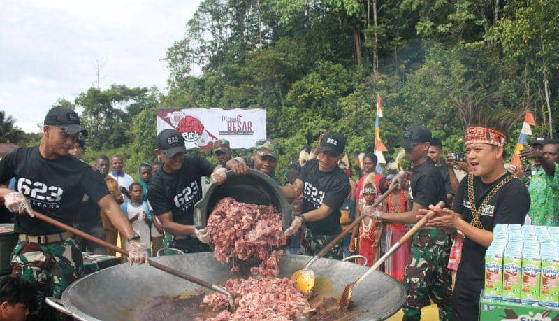 Ilustrasi berita Papua: TNI Gandeng YouTuber Masak Seribu Porsi Daging untuk Warga Maybrat