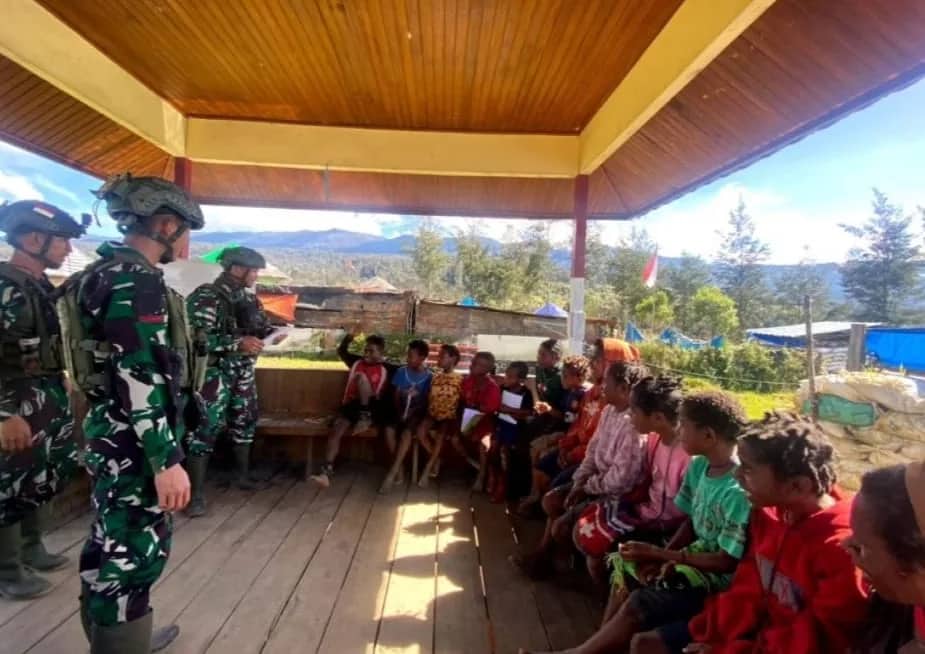 Ilustrasi berita Papua: Program Papua Pintar, Satgas Yonif 323 Kostrad Ajarkan Baca Tulis Anak-anak di Kabupaten Puncak