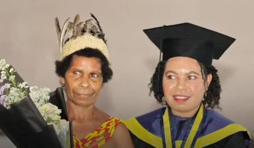 Ilustrasi berita Nasional: Wisuda di Universitas Trunojoyo Madura, Ibunda Gadis Ini Bangga Kenakan Baju Adat Papua,