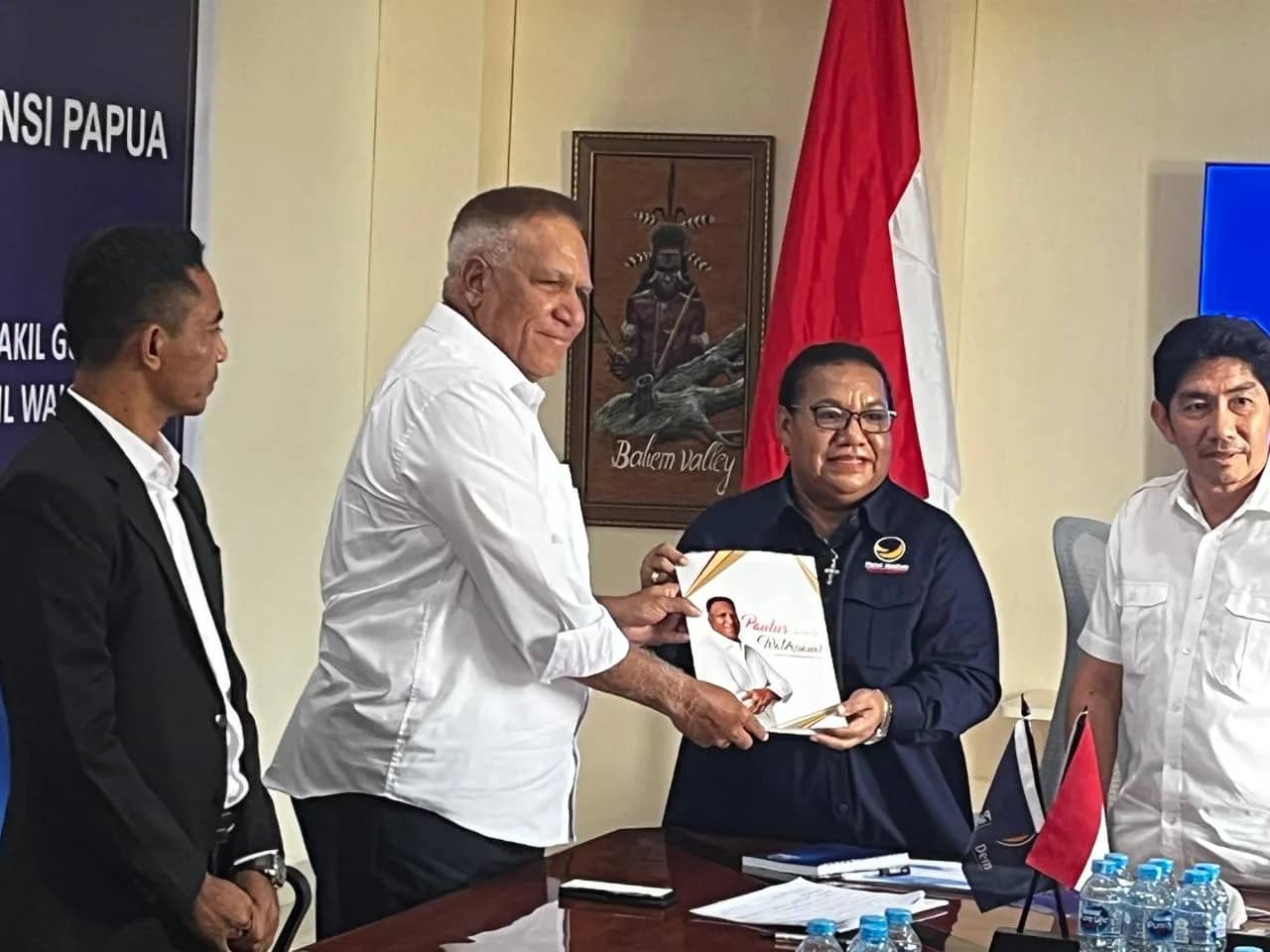 Ilustrasi berita Papua: Paulus Waterpauw Kembalikan Formulir Bakal Calon Gubernur Papua ke Partai Nasdem, Merapat ke PDIP dan PAN