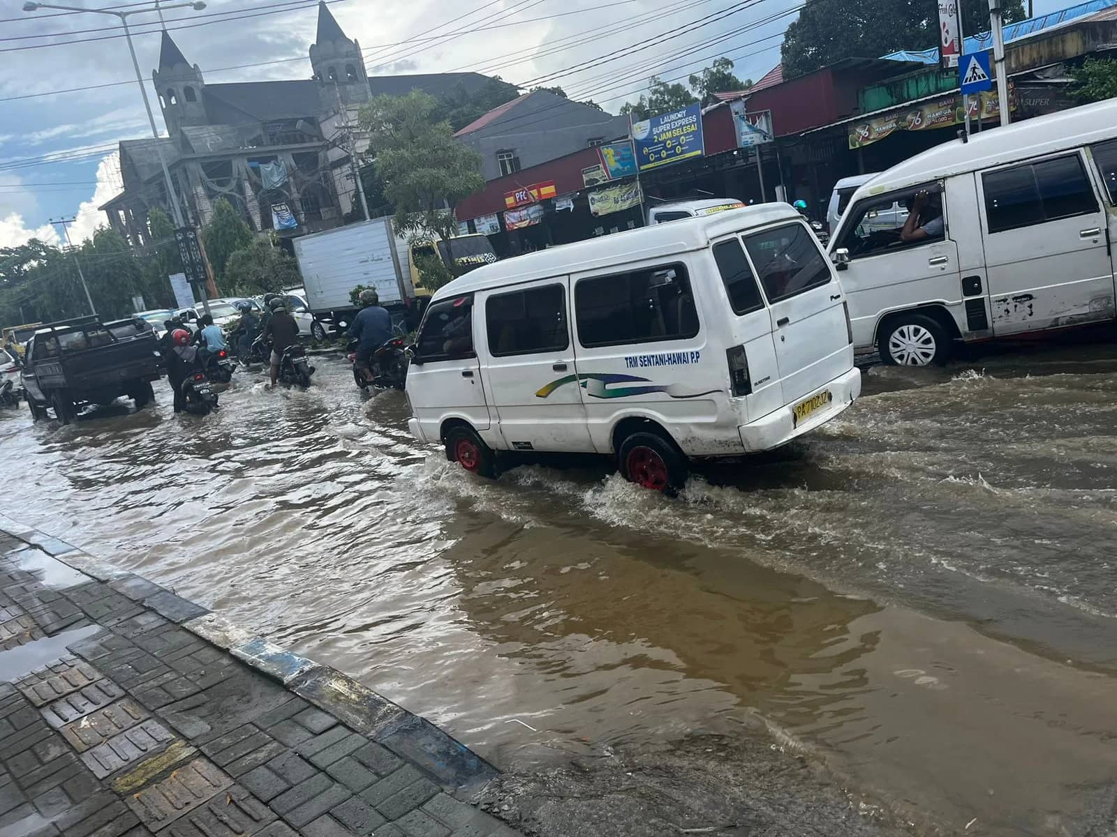 Ilustrasi berita JAYAPURA: Hujan Deras Melanda Jayapura Sejak Pagi Tadi, Banjir Merebak Dimana-mana
