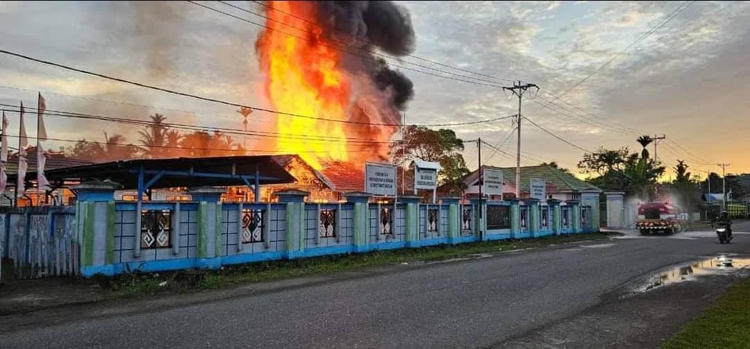 Ilustrasi berita Papua: Kompleks Perkantoran Pemprov Papua Tengah Ludes Terbakar