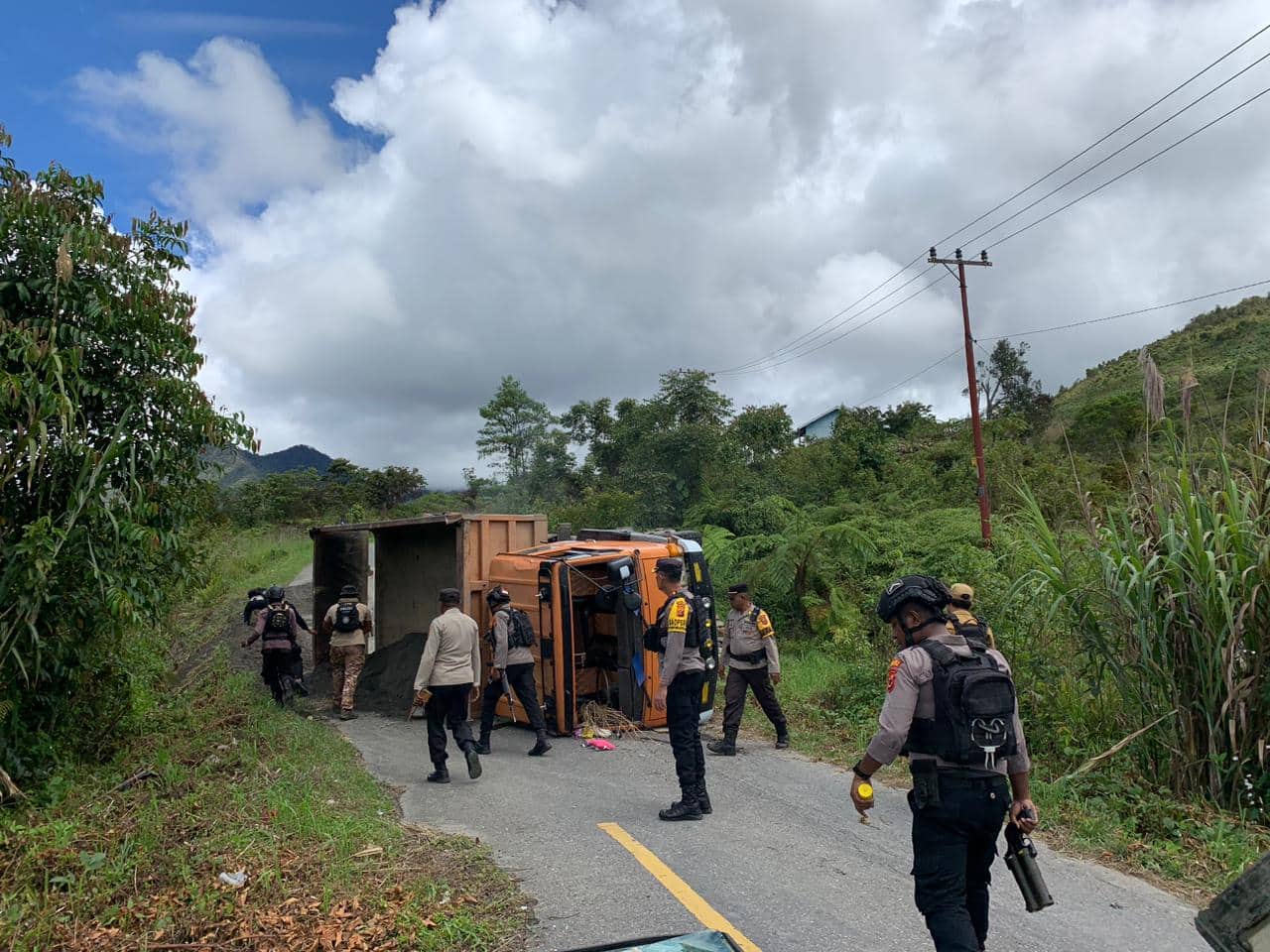 Ilustrasi berita Papua: Rem Blong, Dump Truck Alami Kecelakaan di Ruas Jalan Trans Nabire, Ada Penumpang Meninggal Dunia