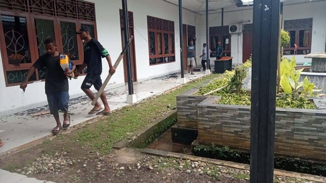 Ilustrasi berita Papua: Merasa Diabaikan, Keluarga Almarhum Marius Batarop Rusak Kantor Bupati Boven Digoel