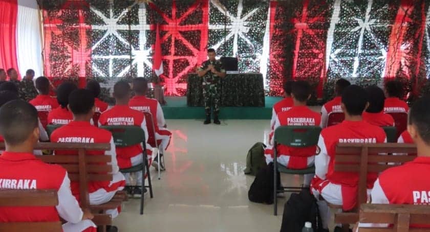 Ilustrasi berita Mimika: Semangati Tim Paskibraka Kabupaten Mimika Tahun 2024, Dandim Dedy: Kesempatan Kalian Jadi Orang Hebat