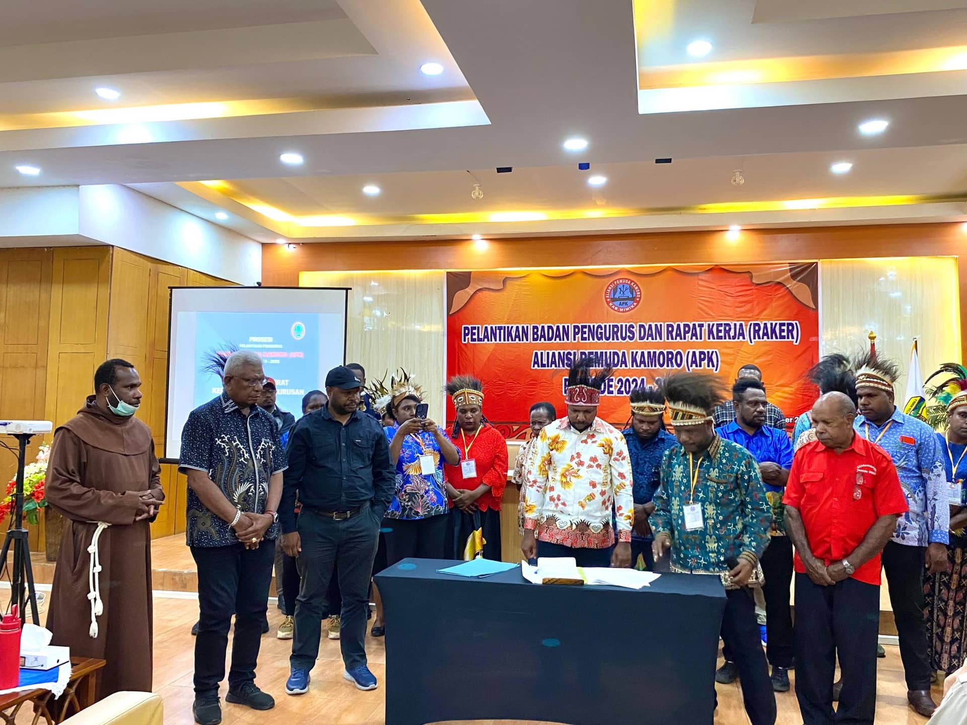 Ilustrasi berita Mimika: Hadiri Pelantikan Pengurus Aliansi Pemuda Kamoro, Johannes Rettob Berharap APK Bangun Masyarakat Mimika