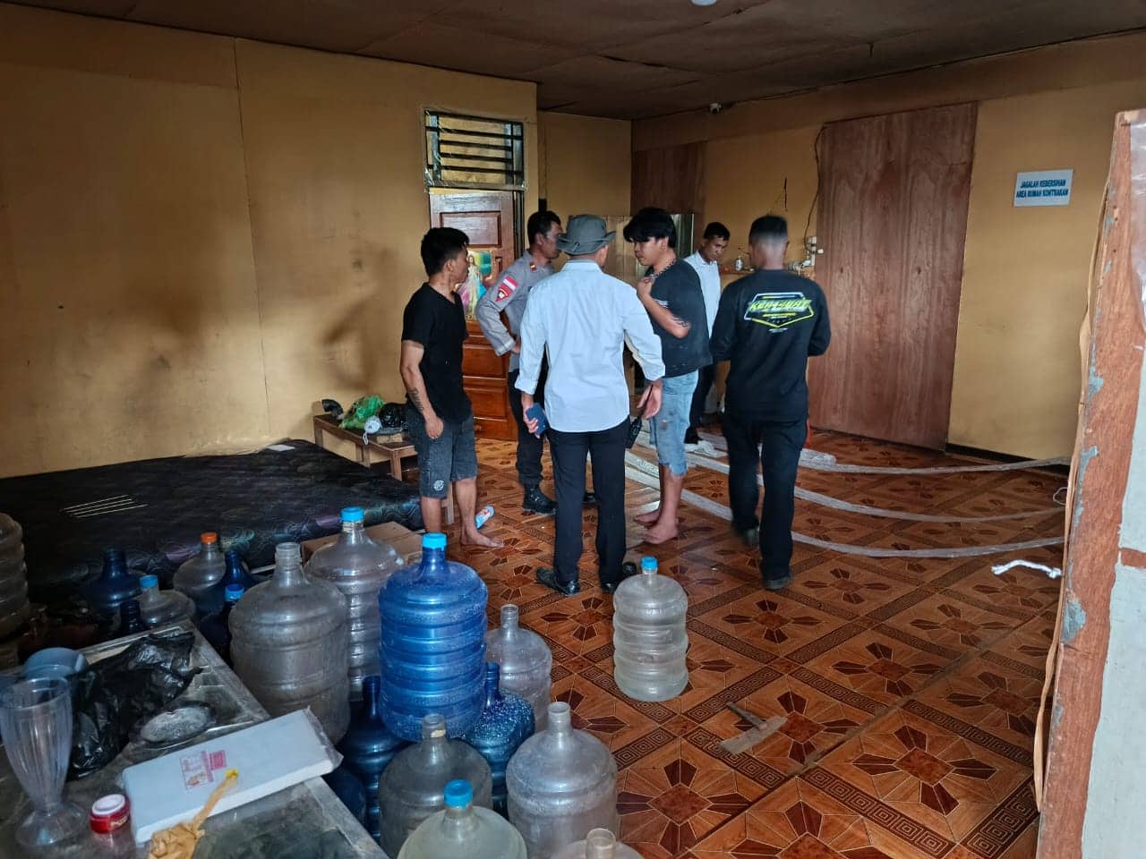 Ilustrasi berita Papua: Ribuan Liter Minuman Keras Lokal Diamankan dari Dua Rumah Kos di Kota Wamena
