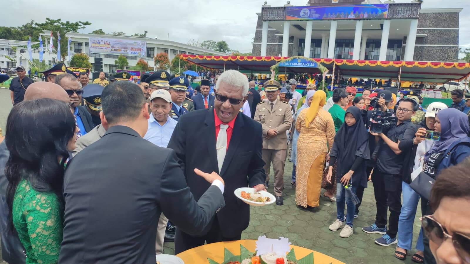 Ilustrasi berita Mimika: Dapat Tumpeng dari Pj Bupati Mimika, Ini Pesan Menyentuh John Rettob Saat Menghadiri Perayaan HUT ke 28 Kabupaten Mimika