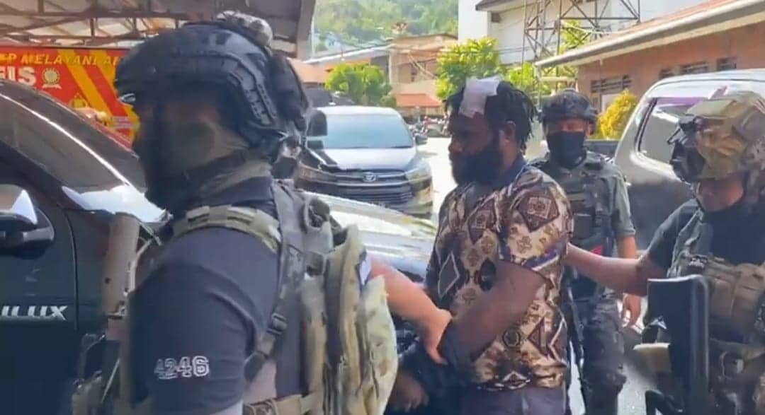 Ilustrasi berita BERITA UTAMA: Terbang dari Timika, KASAD KKB Divisi II Pemka Paniai Dibawa ke Polda Papua