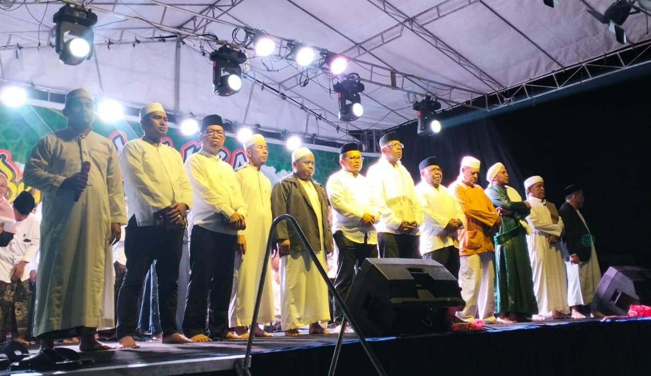 Ilustrasi berita Mimika: JOEL Hadiri Mimika Bersholawat dan Doa Bersama untuk Pilkada Damai, Habib Helmi Hadiahi Johannes Rettob Selempang
