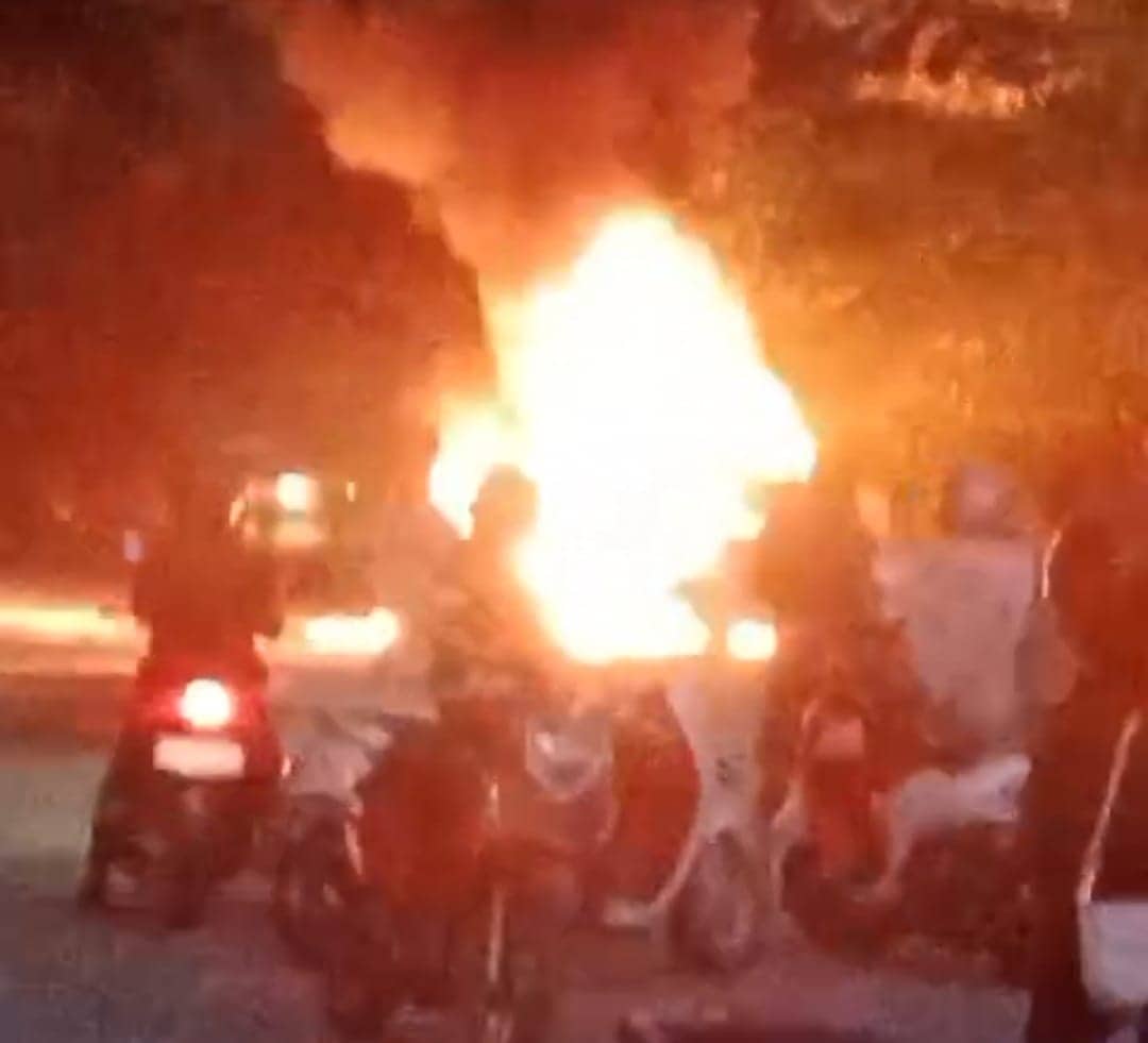 Ilustrasi berita Mimika: Breaking News: Mobil Minibus Terbakar di Depan Pompa Bensin Kilometer 8 Timika