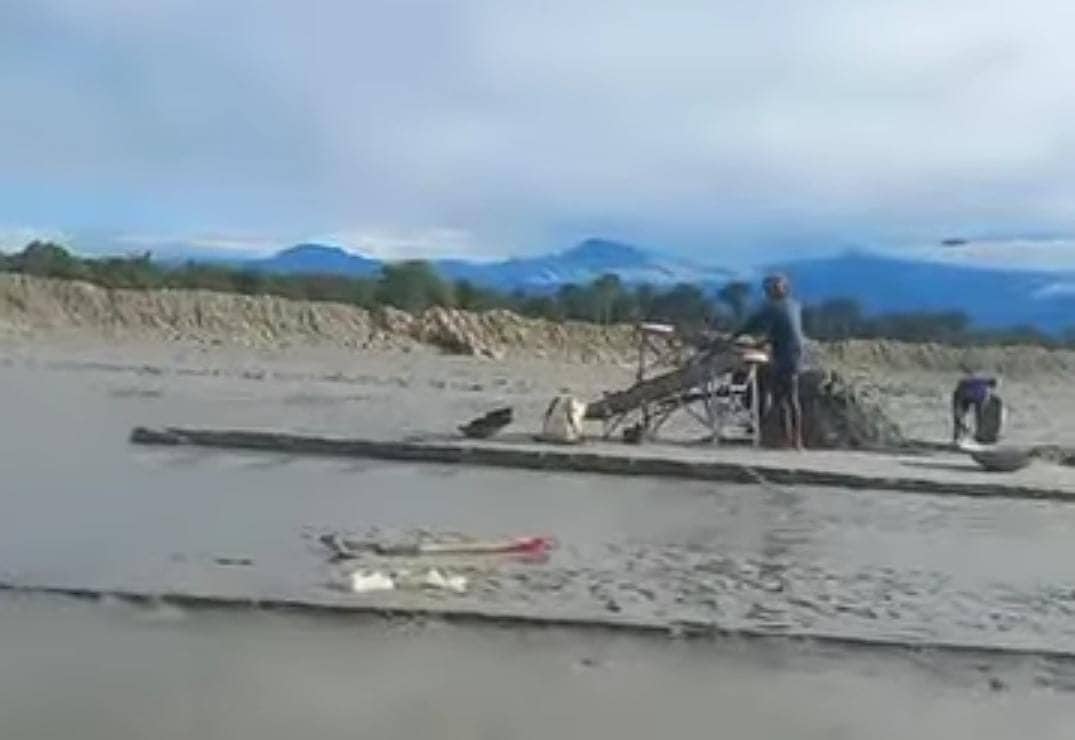 Ilustrasi berita Mimika: Terjatuh dari Jembatan Gantung di Kali Kabur Mile 48, Seorang Pendulang Tewas