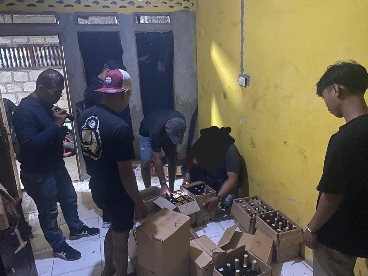 Ilustrasi berita JAYAPURA: Polisi Kembali Amankan Ratusan Miras yang Dijual Secara Ilegal Beserta Dua Pemiliknya