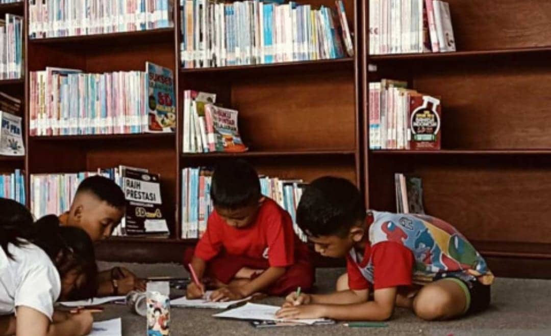 Ilustrasi berita Mimika: Sediakan Cemilan Bagi Pengunjung, Perpustakaan Mimika Dorong Minat Baca Siswa
