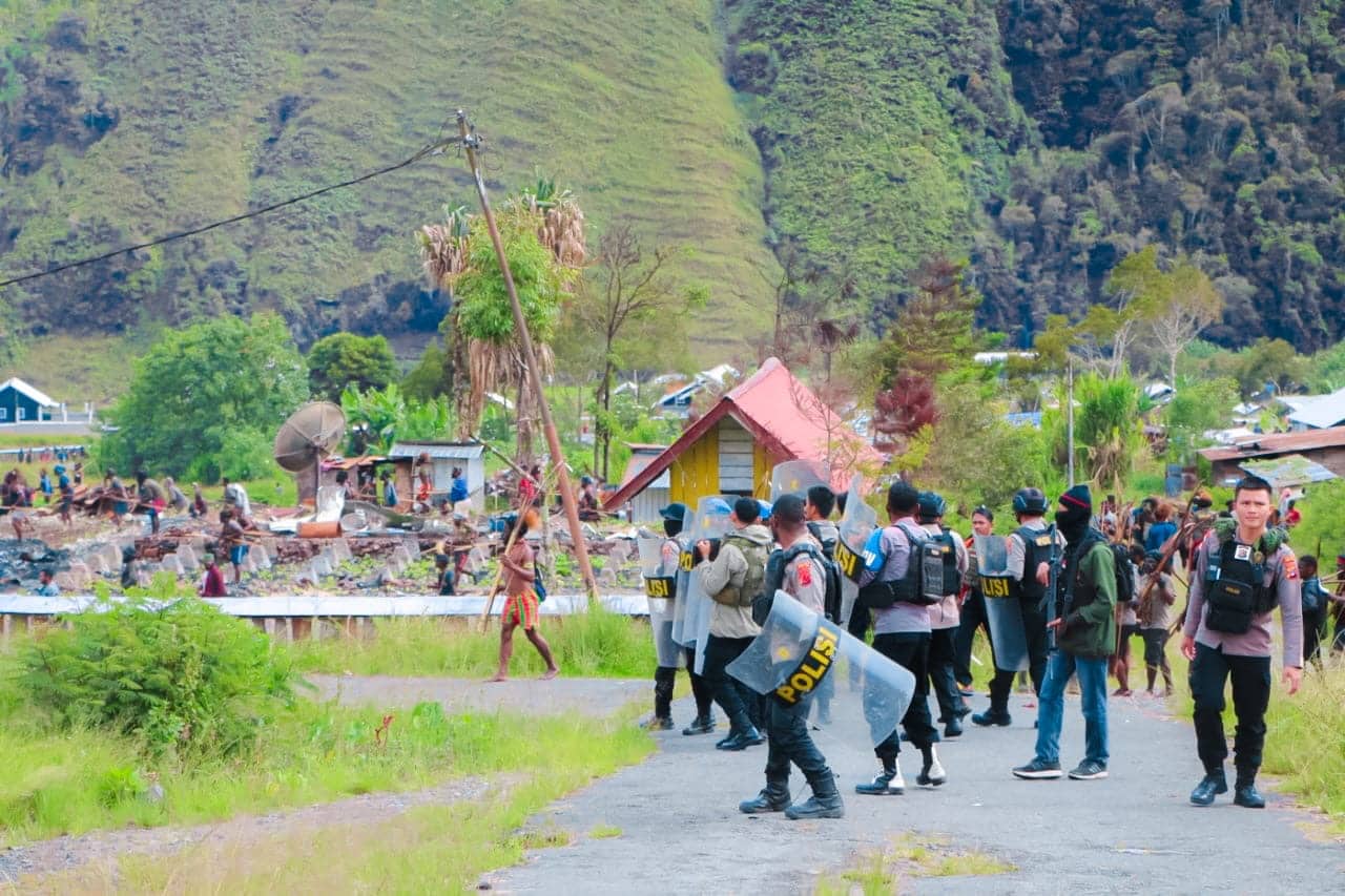 Ilustrasi berita Papua: Bentrok Warga di Puncak Jaya: 12 Orang Meninggal, Ratusan Luka-luka