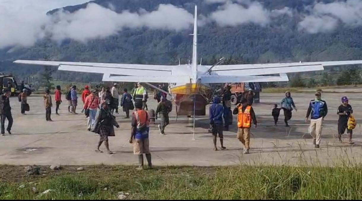 Ilustrasi berita Papua: Breaking News: OPM Serang Bandara Aminggaru Ilaga, Penumpang Panik dan Berhamburan
