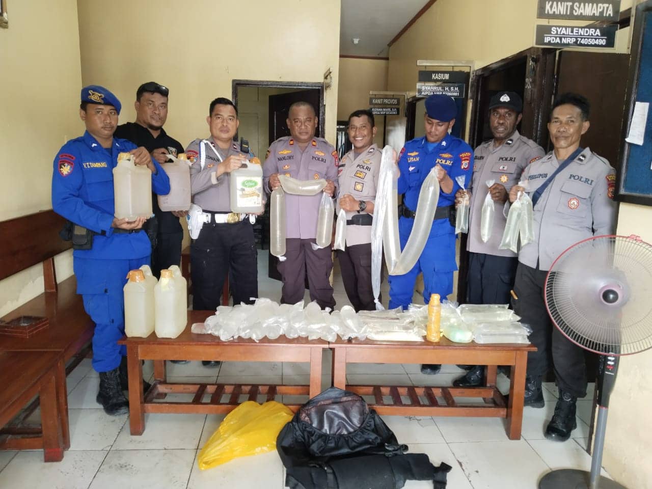 Ilustrasi berita Mimika: Milik Oknum Penumpang KM Tatamailau, Puluhan Liter Sopi Diamankan Polisi di Pelabuhan Pomako