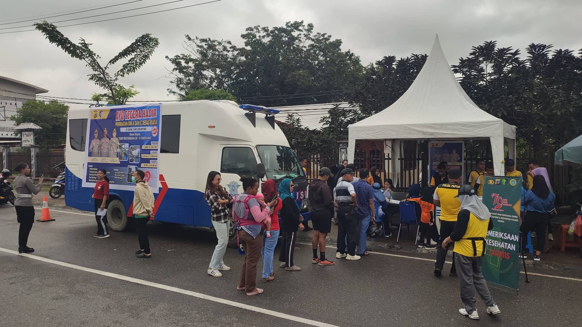 Ilustrasi berita Mimika: Polres Mimika Bagikan 35 Keping SIM Gratis di Car Free Day