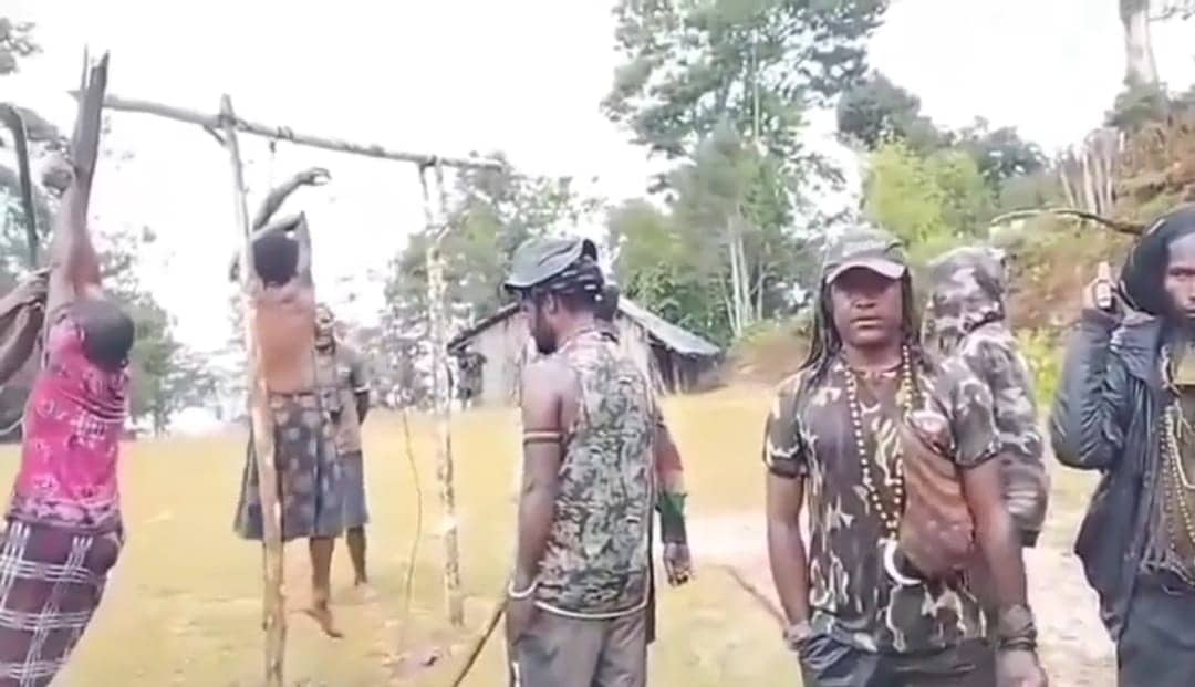 Ilustrasi berita Papua: Viral Video TPNPB OPM Gantung Seorang Ibu dan Anak, Dikecam Warganet