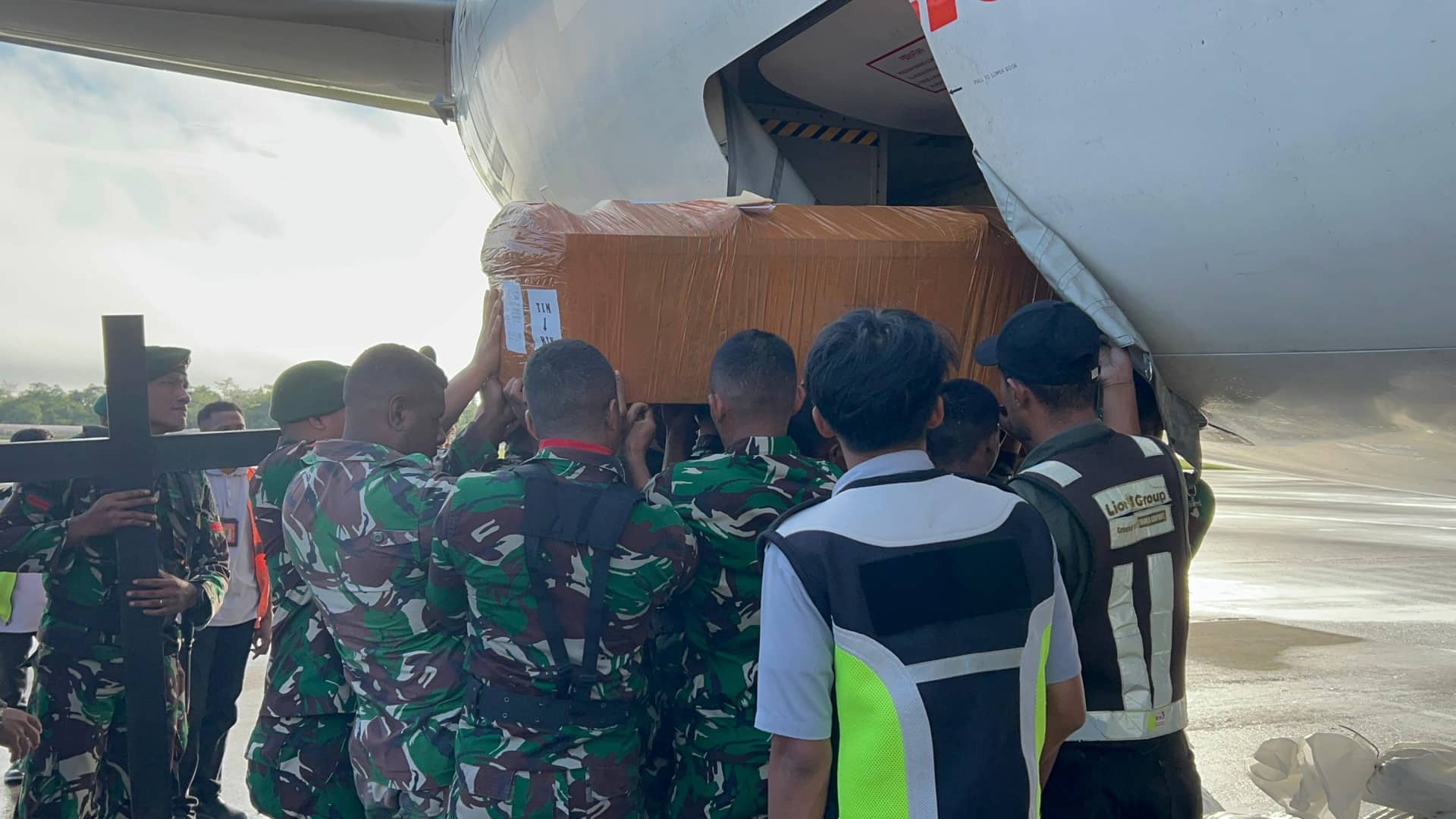 Ilustrasi berita Mimika: Jenazah Serka Rudolf Korban Penikaman OTK Diberangkatkan ke Biak