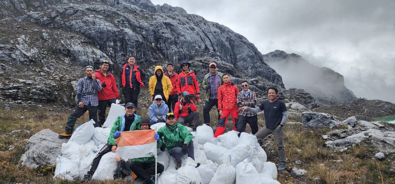 Ilustrasi berita Mimika: Balai Taman Nasional Lorentz Bersama PTFI Bersihkan Sampah di Jalur Pendakian Carstensz