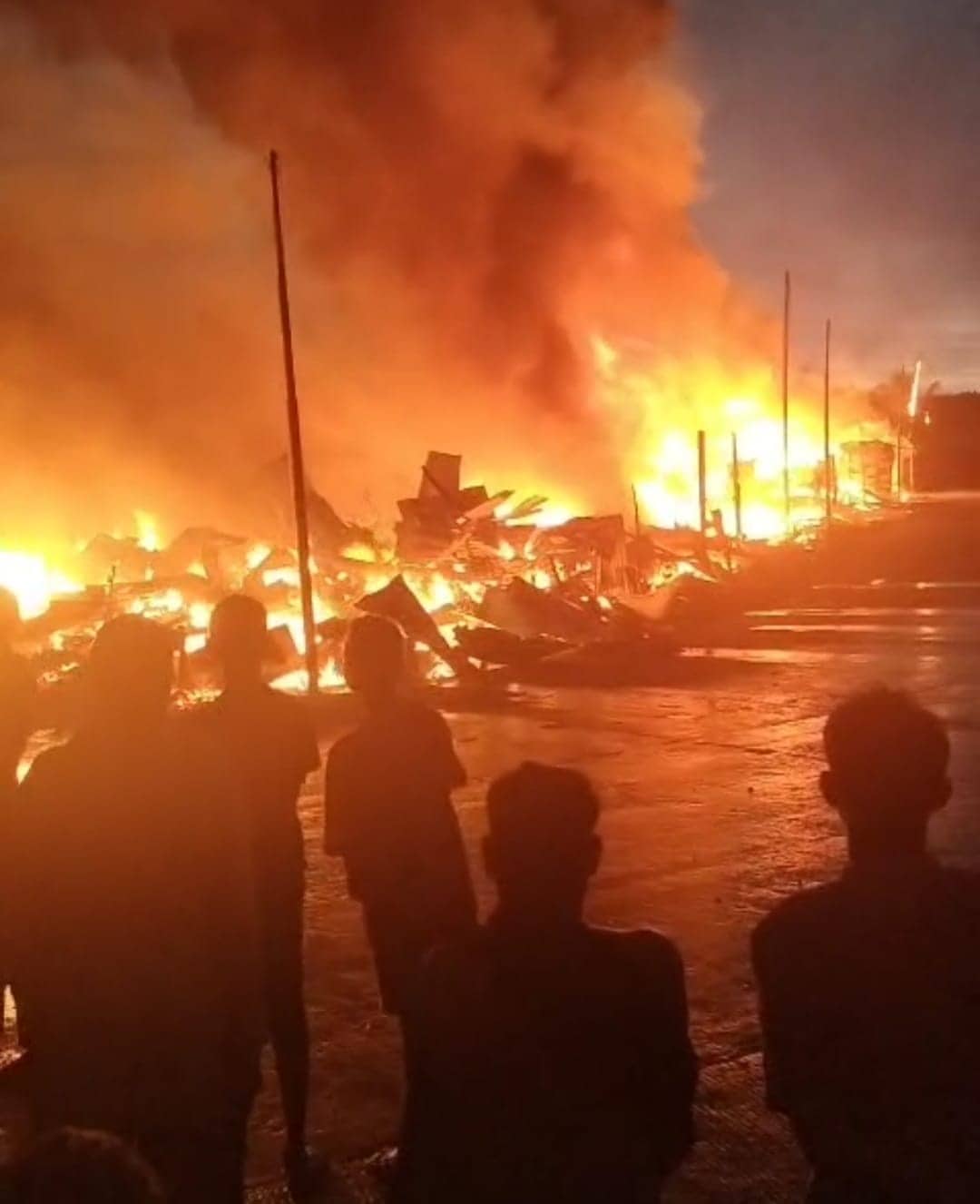 Ilustrasi berita Mimika: Breakingnews - Deretan Kios di Pelabuhan Pomako Terbakar, Diduga Akibat Korsleting Listrik