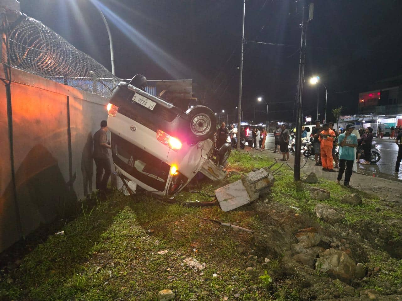 Ilustrasi berita Mimika: Mobil Pickup Terbalik di Jalan WR Supratman Timika