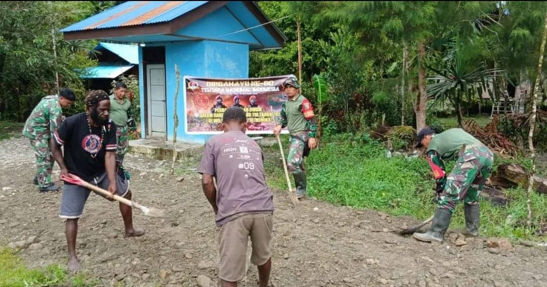 Ilustrasi berita Mimika: Jalan Kampung Jimbi Kuala Kencana Rusak Parah, Personil TNI dan Warga Turun Tangan Perbaiki