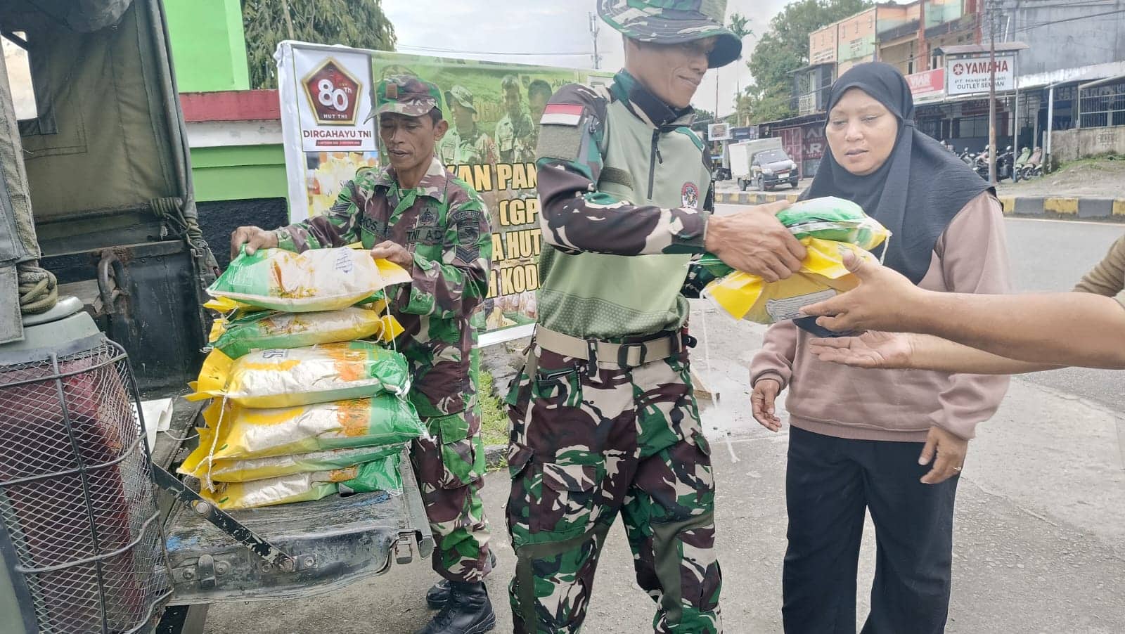 Ilustrasi berita Mimika: Sambut HUT TNI ke-80, Kodim Mimika Bersama Bulog Jual Beras Murah untuk Warga