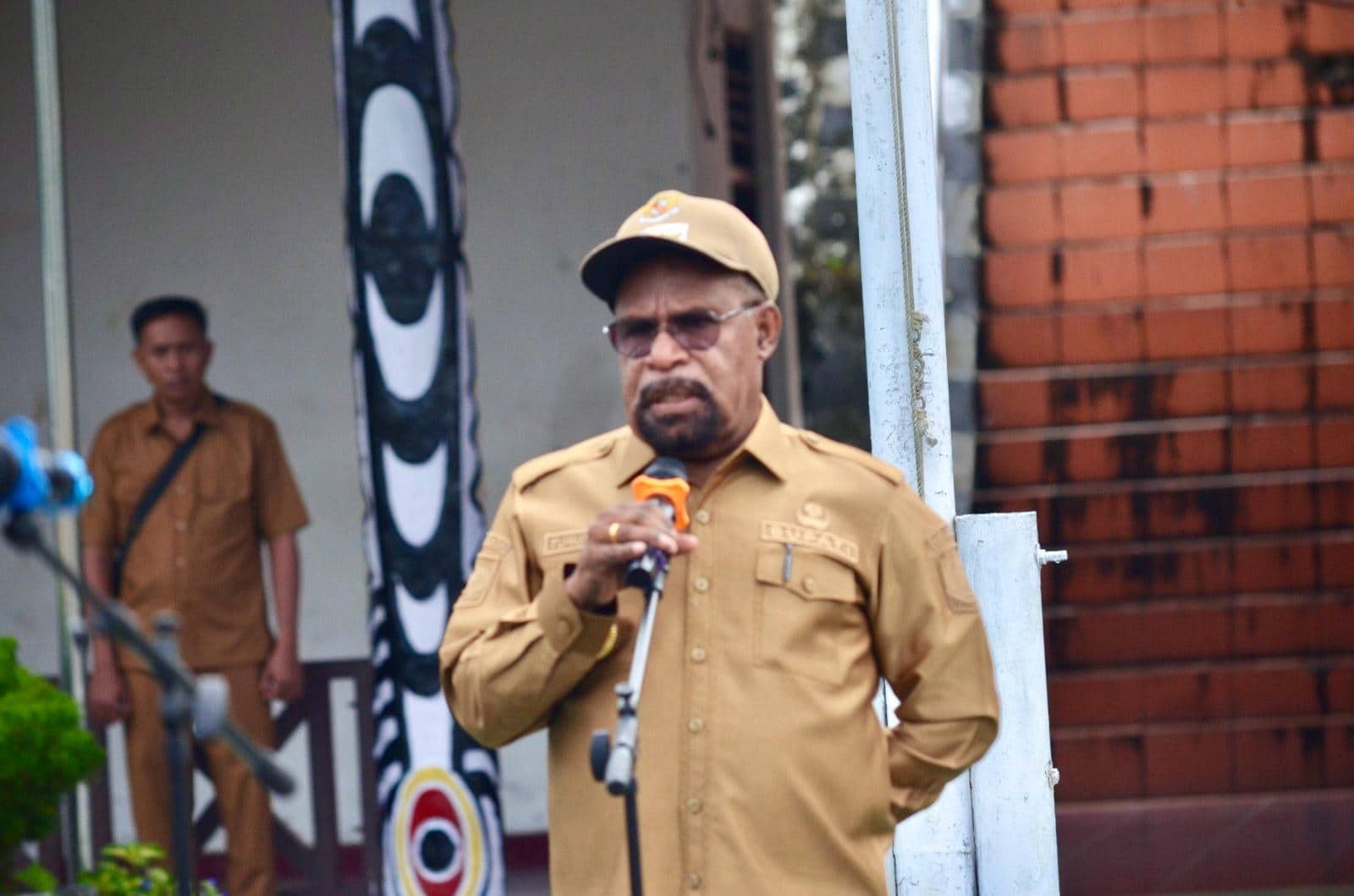 Ilustrasi berita JAYAPURA: Bupati Yunus Wonda Ajak ASN Disiplin Waktu dan Cintai Pekerjaan