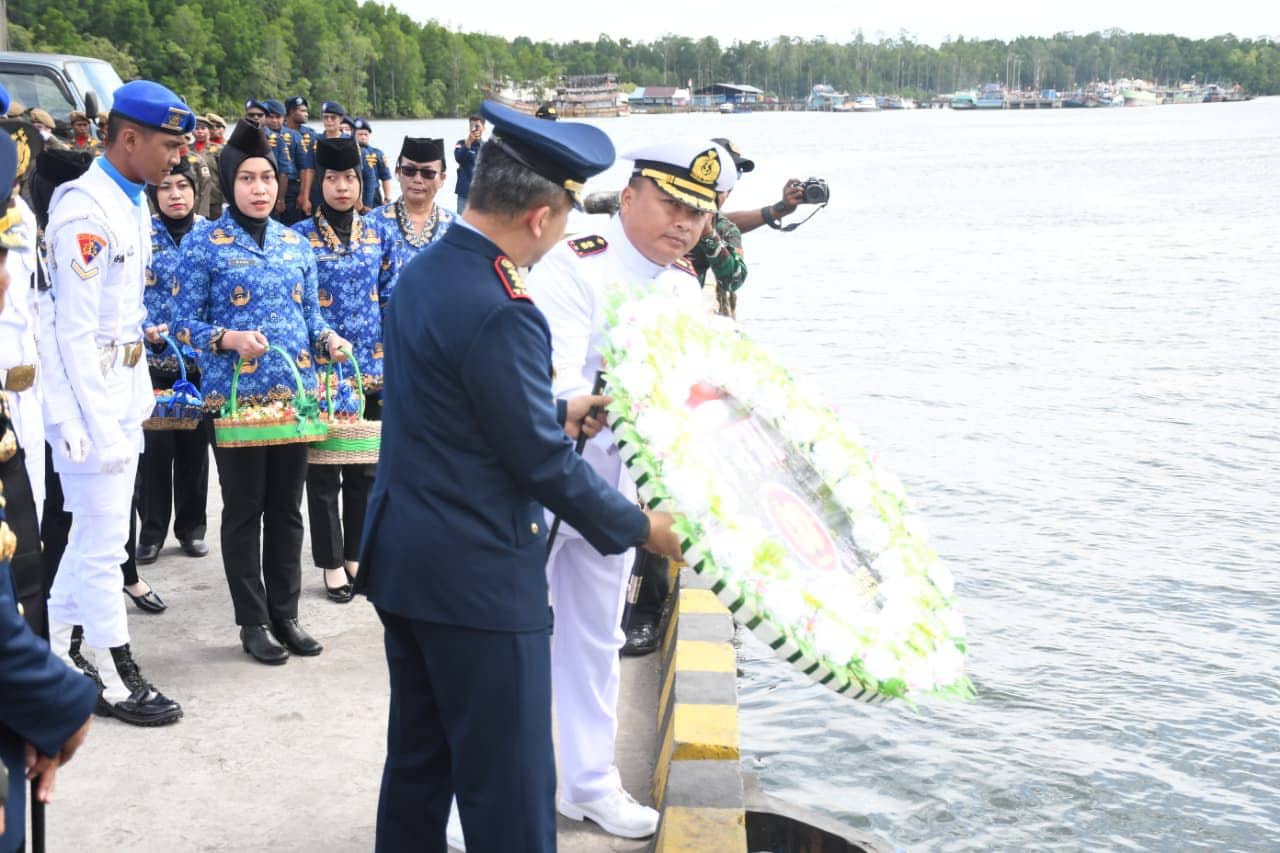 Ilustrasi berita Mimika: HUT TNI ke-80, Lanal Timika Gelar Upacara Tabur Bunga di Dermaga Pomako