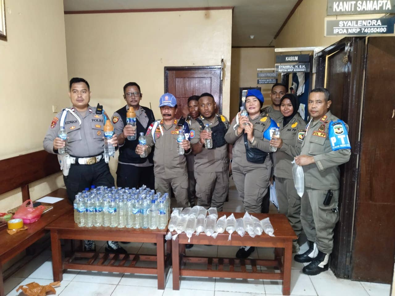 Ilustrasi berita Mimika: Polsek Pomako Amankan Puluhan Liter Miras Jenis Sopi dari Penumpang KM Leuser