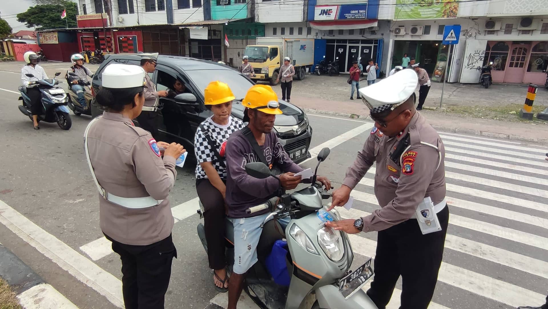 Ilustrasi berita Mimika: Operasi Zebra Noken 2025 Utamakan Edukasi, Satlantas Polres Mimika Bagikan Stiker 8 Pelanggaran Prioritas Kepada Pengendara