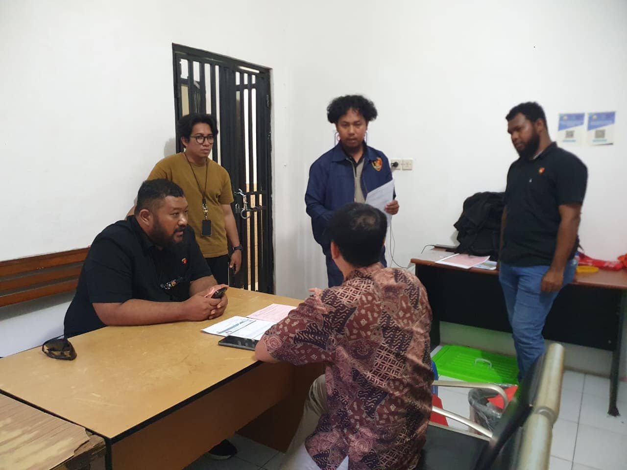 Ilustrasi berita BERITA UTAMA: Polda Papua Serahkan 7 Tersangka Kasus Tambang Emas Ilegal ke Kejaksaan Negeri Jayapura