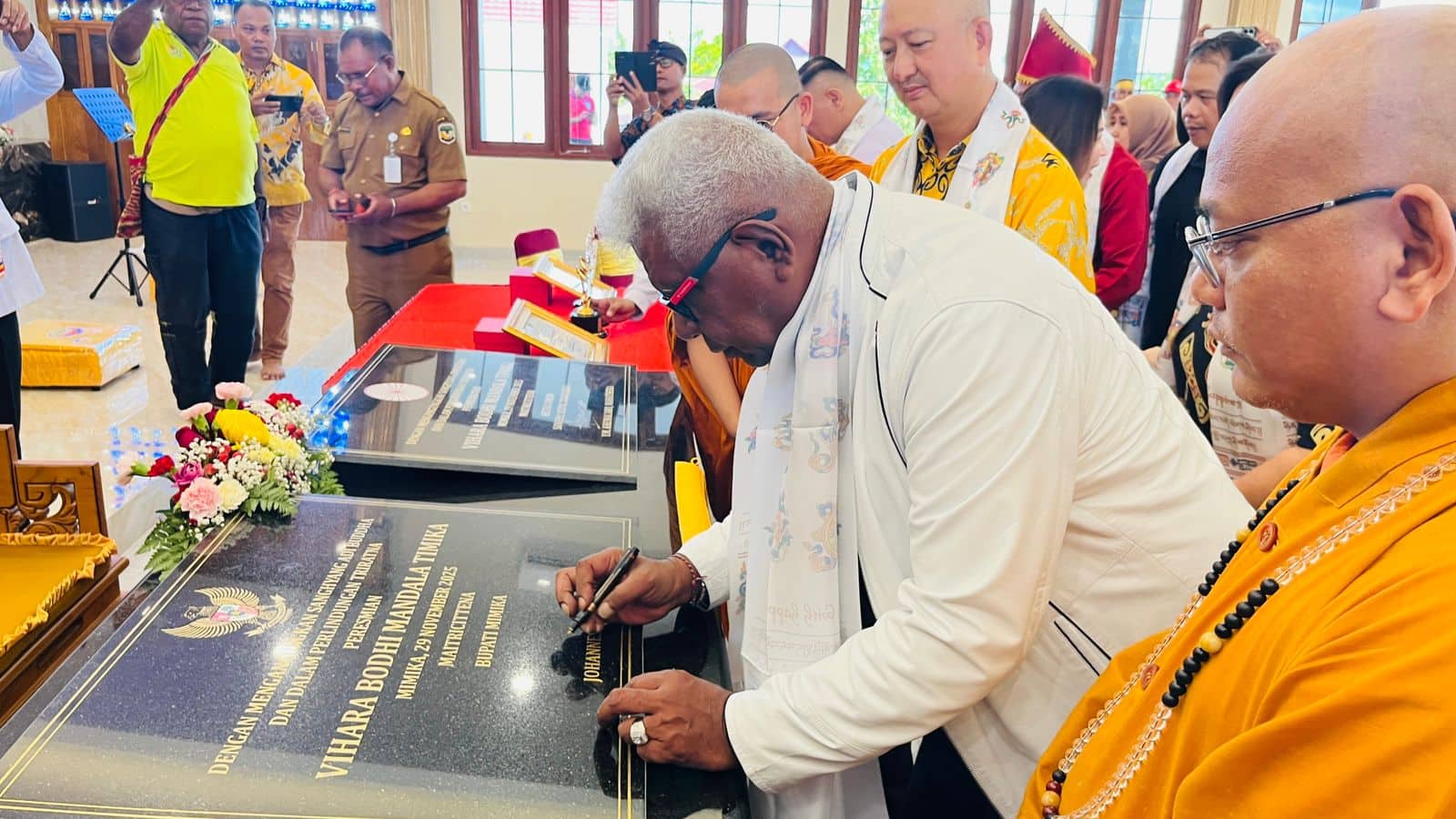 Ilustrasi berita Mimika: Bupati John Rettob Menandatangani Prasasti Vihara Bodhi Mandala: Pemerintah Hadir untuk Semua Umat