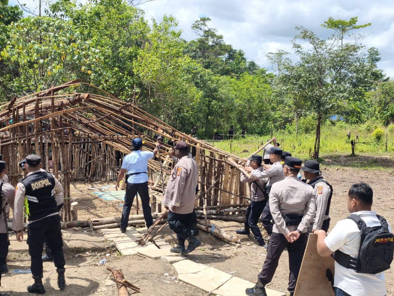 Ilustrasi berita Mimika: 180 Personel Polisi Bongkar Tenda Perang di Distrik Kwamki Narama