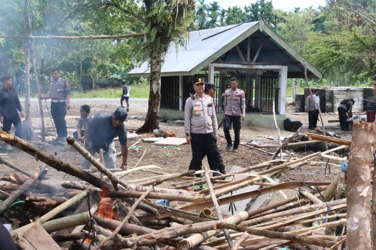 Ilustrasi berita Mimika: Hari Kedua Pembongkaran Tenda Perang di Distrik Kwamki Narama, Polisi Sempat Dapat Perlawanan