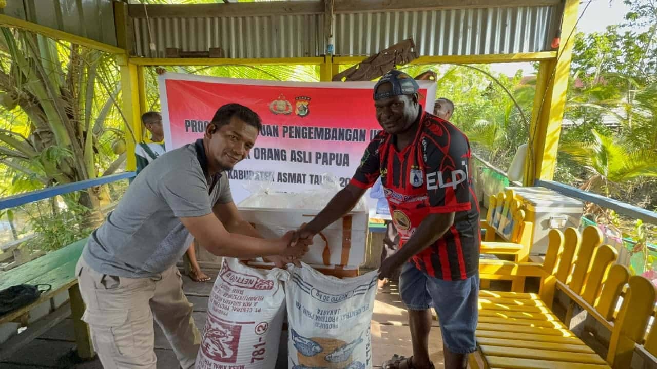 Ilustrasi berita Papua: Polri Bantu Dongkrak Ekonomi Warga Asmat melalui Penyaluran Ribuan Bibit Ikan