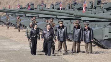 Ilustrasi berita Internasional: Korea Utara Ujicoba Tank Baru dalam Latihan Militer Skala Besar