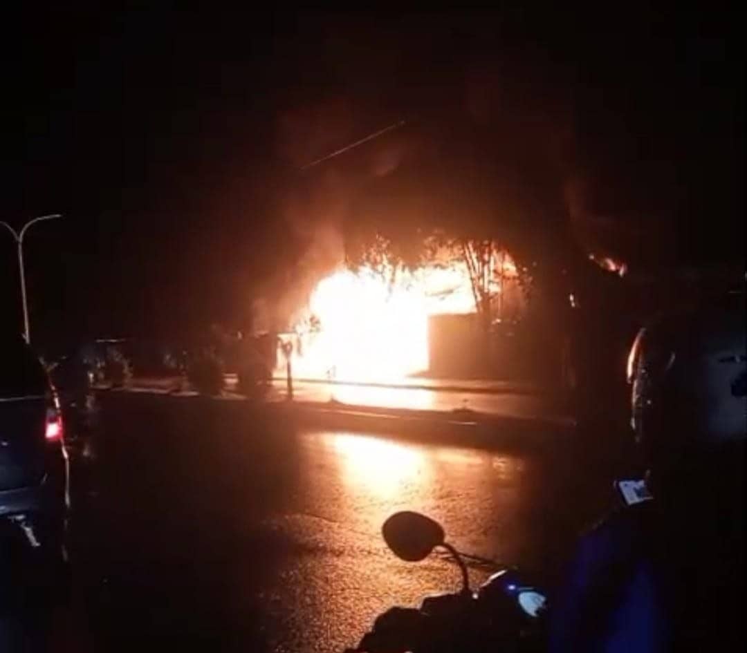 Ilustrasi berita Mimika: Bangunan Bekas Toko Mebel di Jalan Cendrawasih Timika Hangus Terbakar, Diduga Akibat Korsleting Listrik