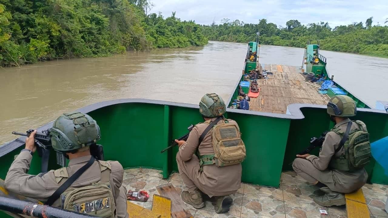 Ilustrasi berita Mimika: Pasca Penyerangan KKB, Satgas Damai Cartenz Kawal 6 Kapal Logistik di Perairan Yahukimo