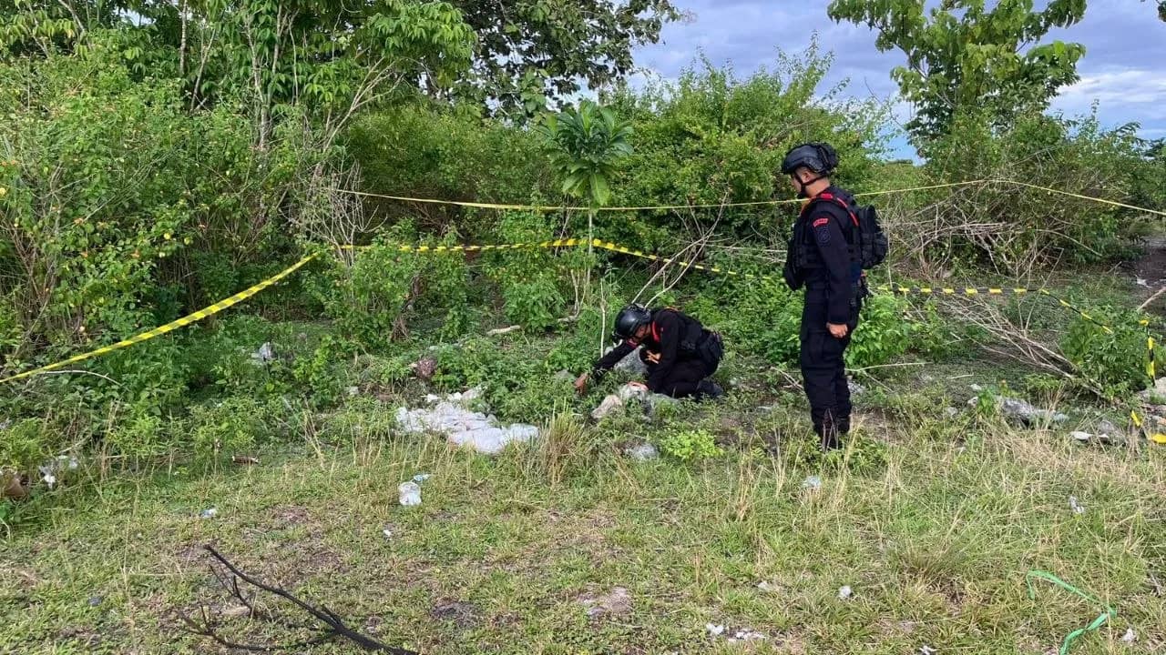 Tim Penjinak Bom (Jibom) Den Gegana Satbrimob Polda Papua, TNI Angkatan Udara, dan unsur terkait berhasil melaksanakan pemusnahan terhadap dua buah granat jenis nanas tipe 97
