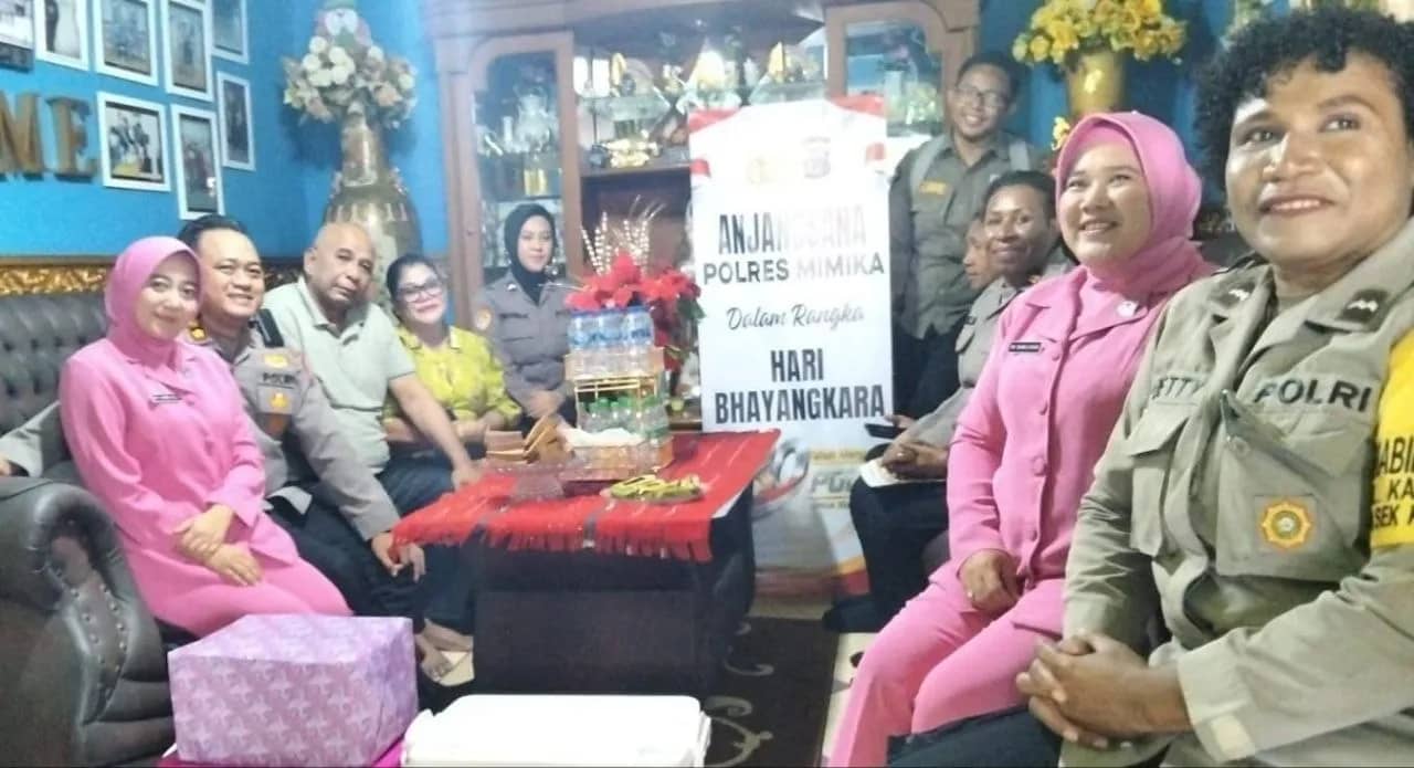 Tampak Kapolres Mimika AKBP Billyandha Hildiario Budiman saat anjangsana ke rumah anggota yang sakit menahun, Kamis (25/6).