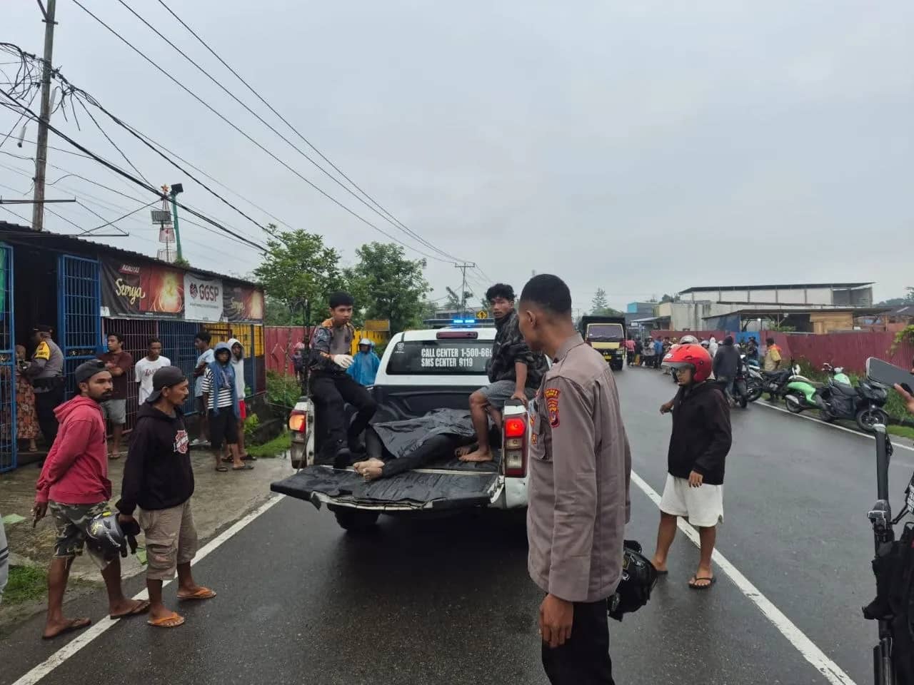 Polisi saat mengevakuasi jenazah korban