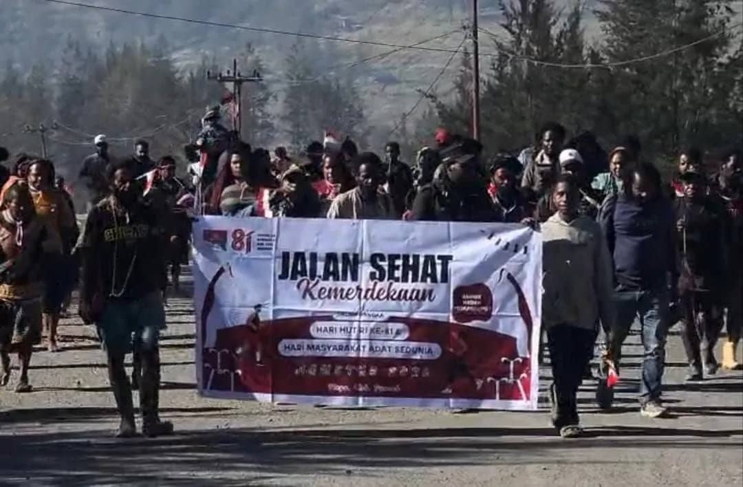 Jalan Sehat Kemerdekaan yang digelar LMA Kabupaten Puncak di Kota Ilaga, Papua Tengah, Sabtu (22/8).