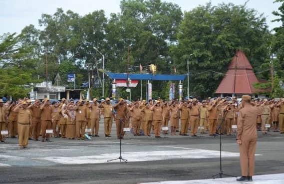 Tampak Asisten II Setda Kabupaten Jayapura, Dr. Abdul Rahman Basri, S.Sos, MKP sedang memimpin Apel Rutin ASN Pemerintah Kabupaten Jayapura, di Lapangan Apel Gunung Merah Sentani, Senin (20/04/2026).