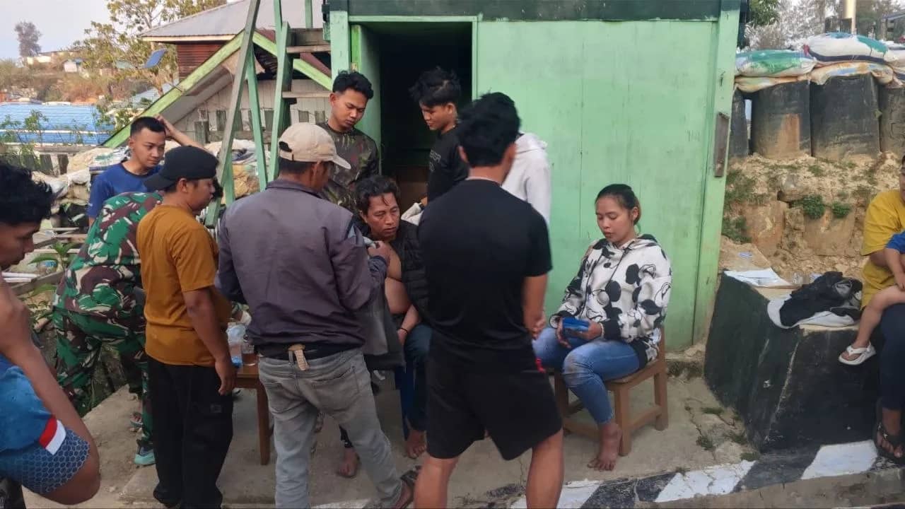 Pasangan suami istri yang menjadi korban serangan OTK saat mendapatkan perawatan medis.